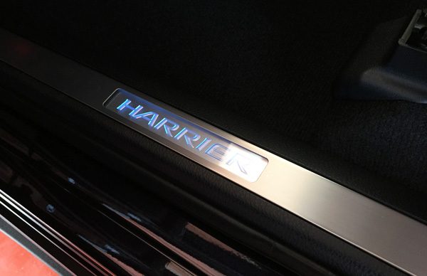 トヨタ・ハリアー特別仕様車　PREMIUM“Style ASH”　イルミネーション付きドアスカッフプレート