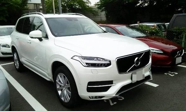 ボルボ・CX90　T5 AWD Momentum　右斜め前から