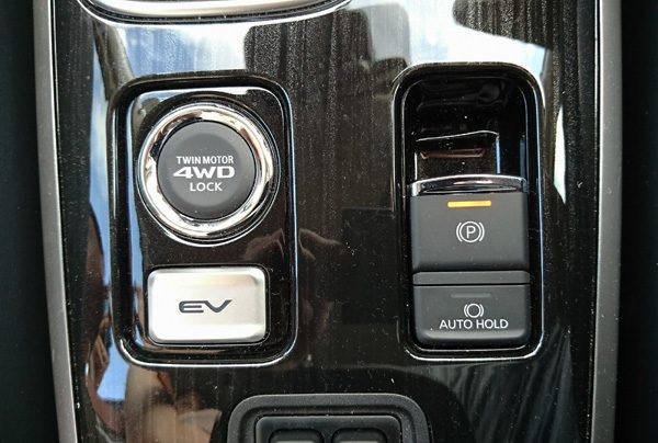 三菱・アウトランダーPHEV　4WD LOCK モードスイッチなど