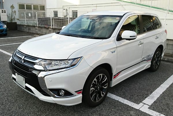 三菱・アウトランダーPHEV　左斜め前から