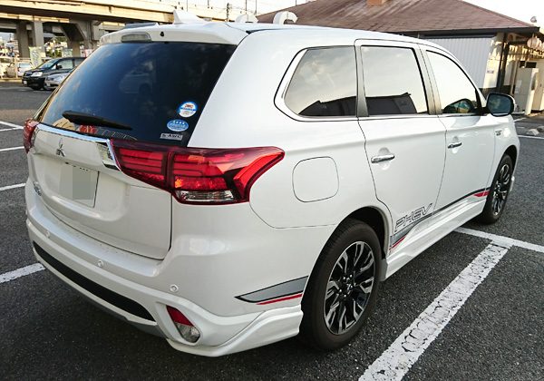 三菱・アウトランダーPHEV　右斜め後ろから