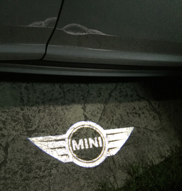 MINI Cooper D Crossover　アンロック時のMINIマーク投影